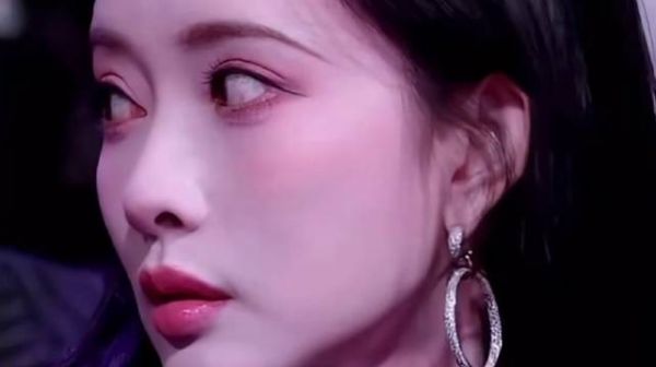 2025微博之夜女明星红毯怼脸拍引热议