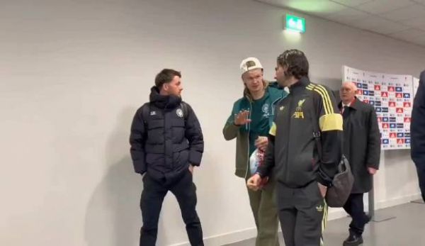 索博和哈兰德赛后聚在一起聊了一下