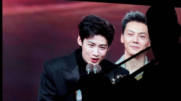 白敬亭获微博年度号召力演员，与王嘉尔陈伟霆吴京同台