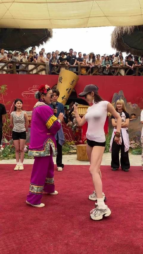 万岁山武侠城吕婆婆和游客美女斗舞真带劲