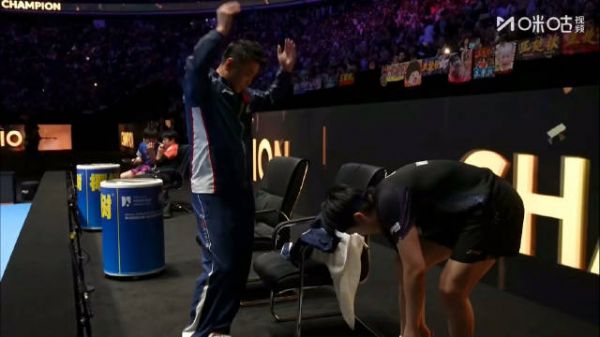 你又当上气氛组了