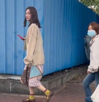 金晨肇事逃逸后首露面，顶包助理陪同，两人对路人神情警惕！