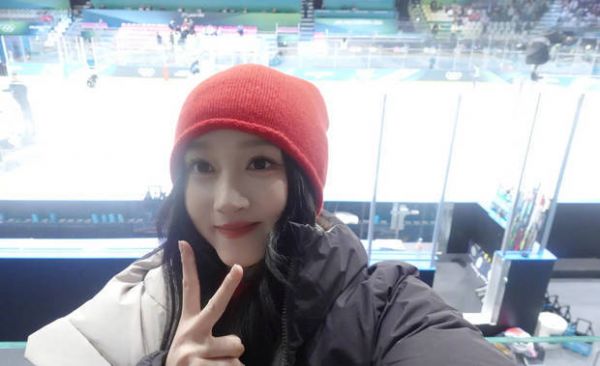 关晓彤俏皮可爱。