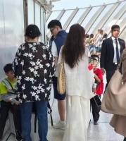 马龙带妻子一家4口阿联酋旅游，夏露穿一身白裙美得不像孩子妈!