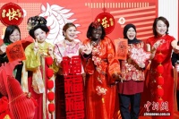 （新春见闻）北京：中外居民同庆小年