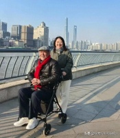 著名艺术家达式常坐轮椅现身，虽已86岁，眉宇间仍是昔日男神模样