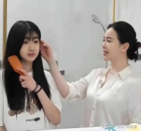 左小青母女同框惊艳全网，女儿清秀颜值超越妈?