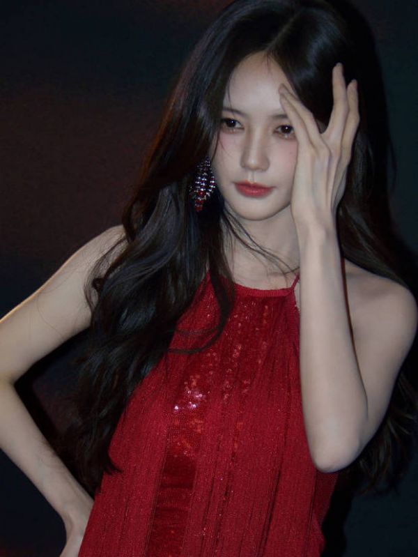 李一桐单手捋头发英姿飒爽。