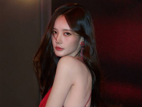 李一桐后背线条优美。