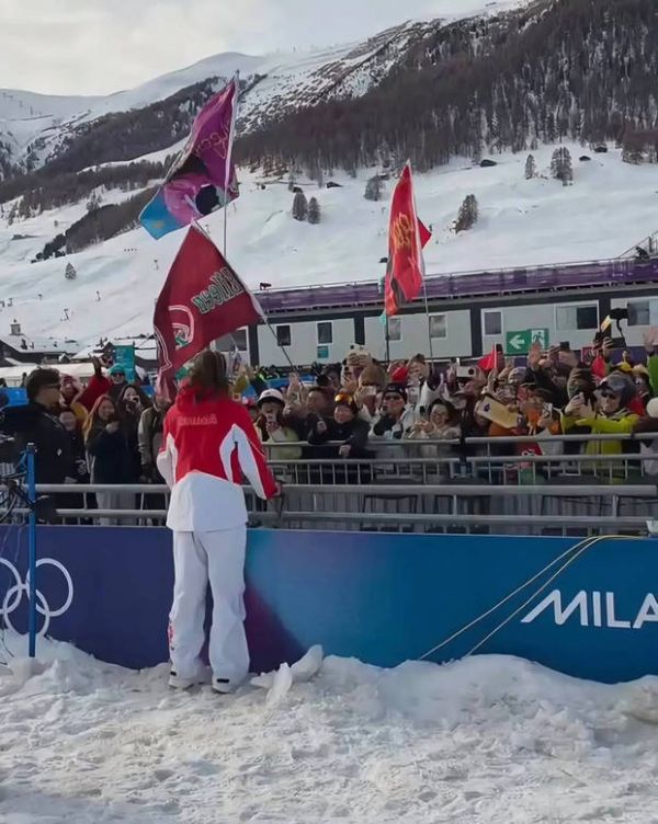 谷爱凌接受采访。