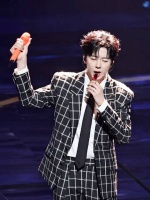 哎~吹卡卡的姿势好帅吆