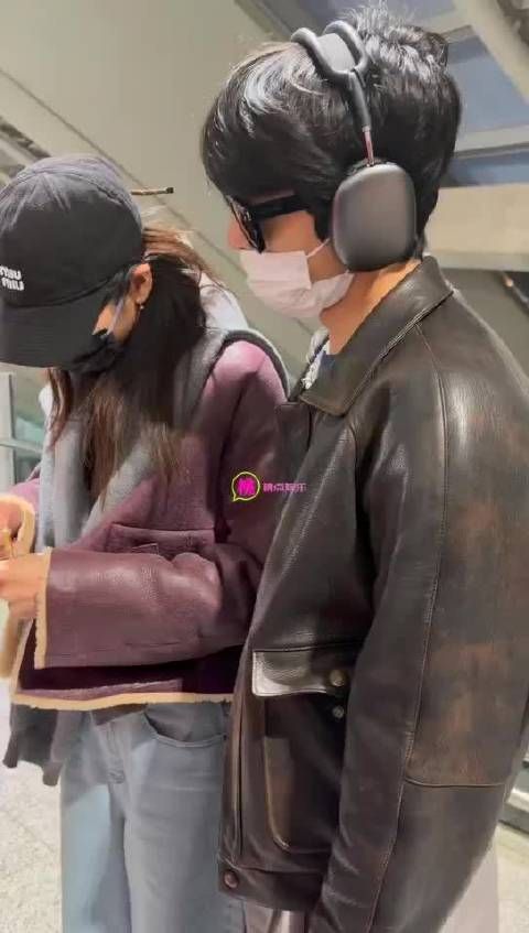 井柏然机场静候刘雯签名,低调情侣显甜蜜