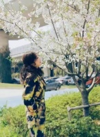 74岁刘晓庆新剪了短发年轻30岁，穿西装+阔腿裤，美得像换了个人