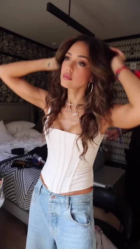 杰西卡阿尔芭分享上周登上超级碗中场秀进行妆造的幕后花絮，卷发配大耳环太美