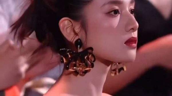 张婧仪2025微博之夜优雅亮相全程仪态端庄