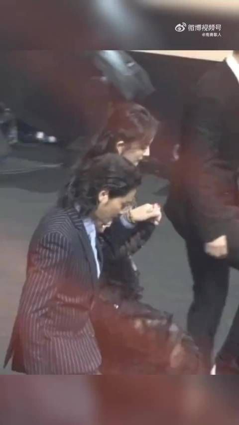 杨幂获黄晓明陈坤刘烨绅士礼遇，活动现场和谐有爱