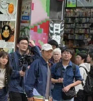 杜海涛香港街头瘦到认不出！撞色穿搭超时髦，婚后逆袭成型男