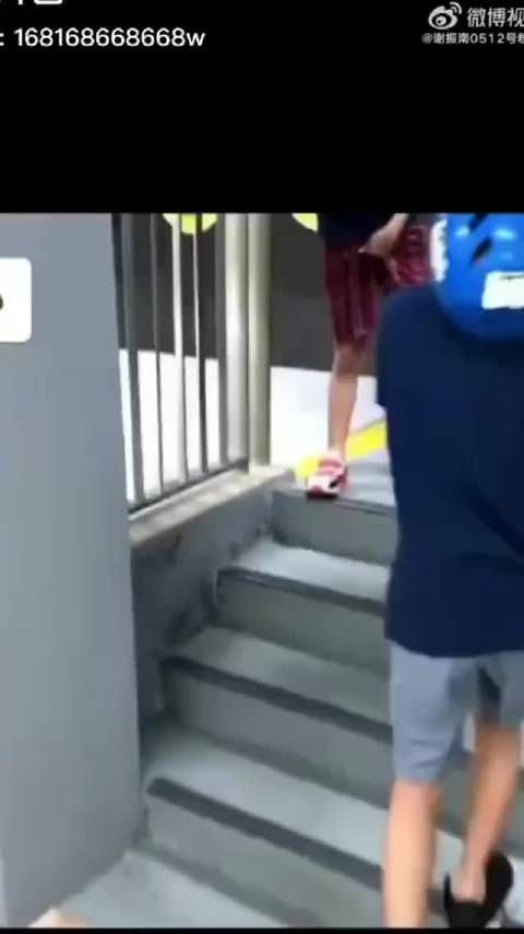 张柏芝情人节与18岁长子Lucas约会,收玫瑰玩偶十指紧扣逛街