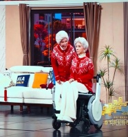 2026年马年春晚正式开始，蔡明和机器人蔡明惊喜同框亮相