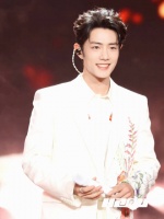 还有这个温温柔柔听观众一起大合唱的战