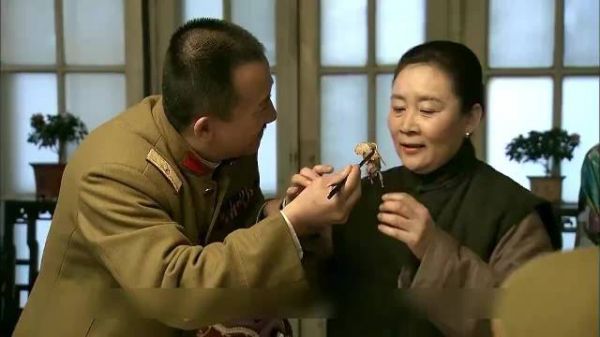 大妈准备毒死这群鬼子,狡猾的鬼子却让她先尝一口