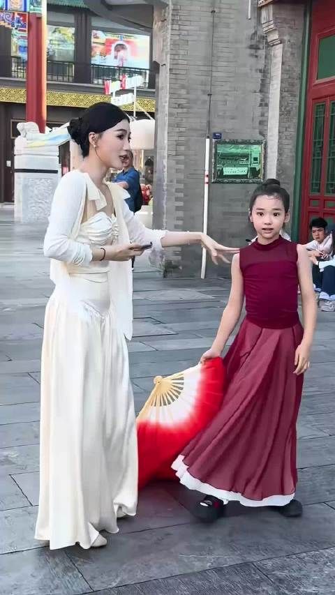 董璇女儿小酒窝表演