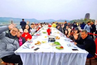 舞百米长龙，吃长桌盛宴，成都东部新区这个团年饭热闹