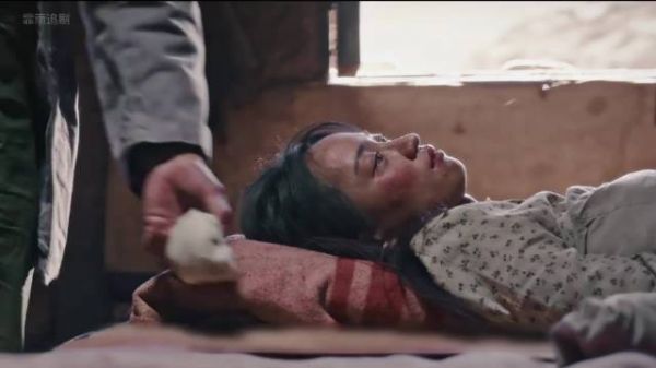 女人在荒漠渡过悲惨七年，想逃离却屡遭失败！