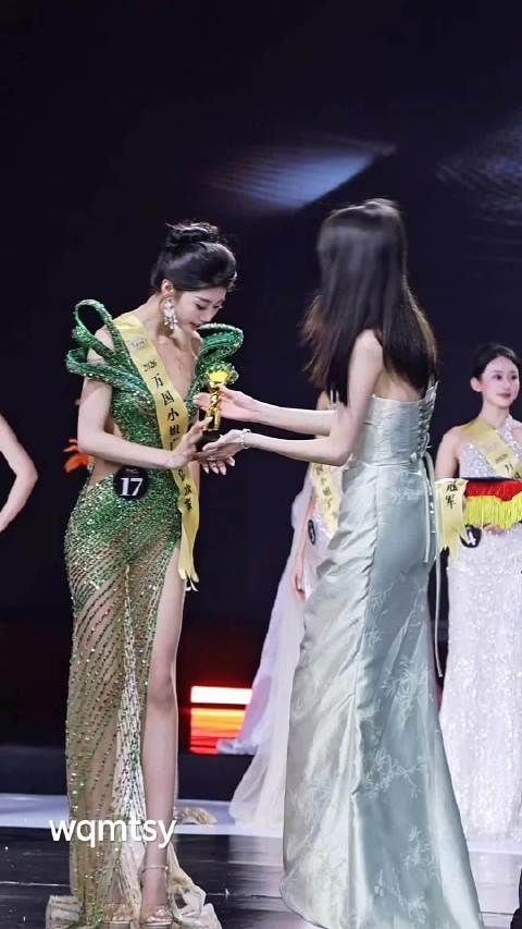 白舒为人气冠军颁奖