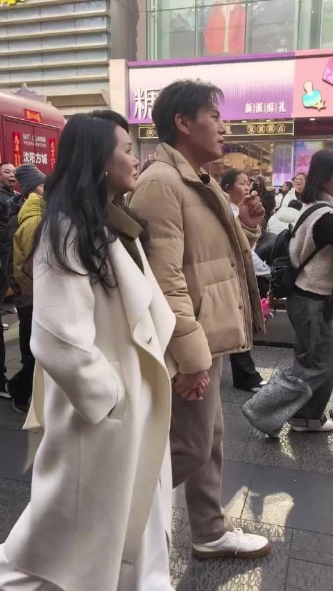 秦昊夫妇沈阳逛街被偶遇,伊能静衣服吊牌没摘就出门了