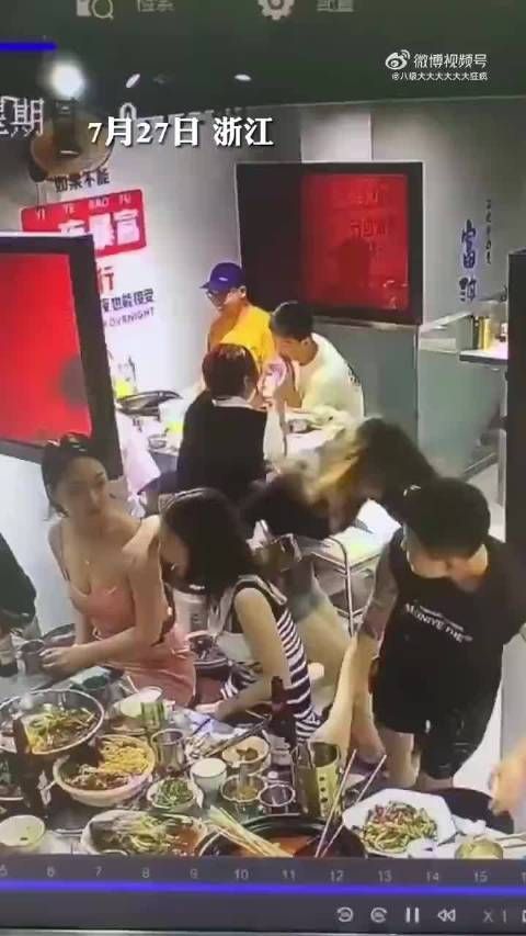 女子走路时不小心摔倒了，把男子裤子脱下来了！