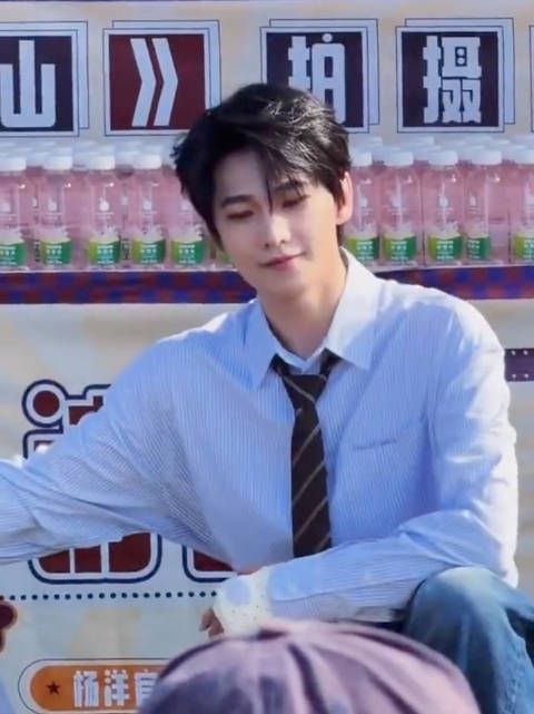 不让江山今日开机,杨洋手部骨折微笑面对应援粉丝,真暖心!