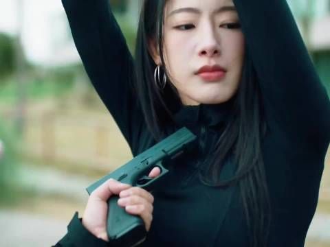 嚣张的毒贩拿着真理 在女警身上肆意游走 我的观影报告 影视剧名场面