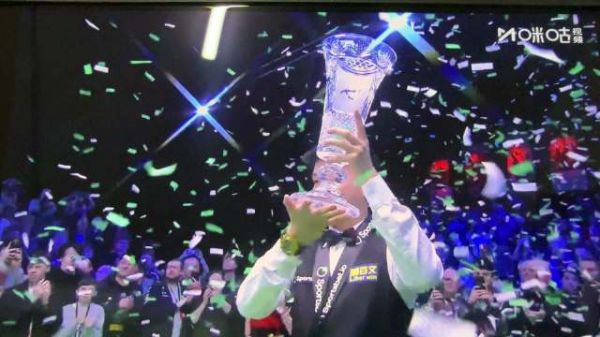 赵公子捧杯时刻还是没看过瘾， 咪咕直播就戛然而止了 有点扫兴啊