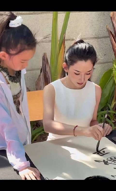 汪峰携女友森林北三亚过年，与10岁继女贴福字秀恩爱