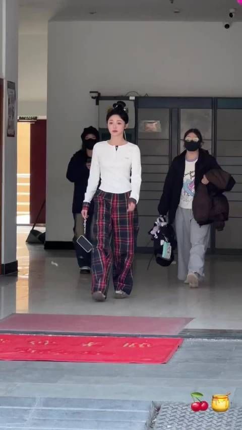 周洁琼不让江山 出妆路透 等一个全身造型