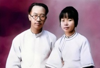 俯身为丈夫系鞋带，却因此丧命；她去世7个月后，丈夫另追娇妻