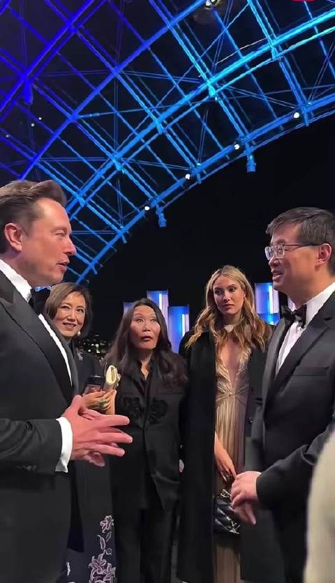 这个女的是谁啊？看着马斯克的样子怎么一点仪态都不顾了啊？