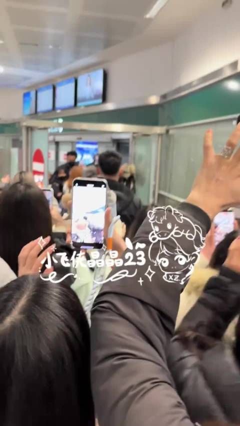 肖战到达米兰，挤成啥样了咋走啊