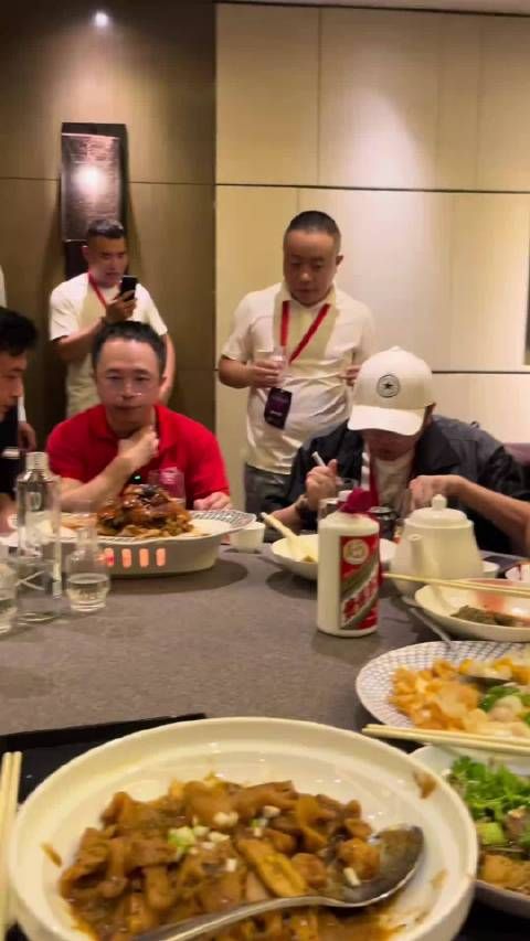 看了网上流传的这段视频，这要多尴尬