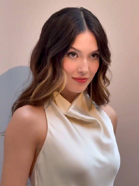 谷爱凌白裙亮相Brunello Cucinelli米兰静态展