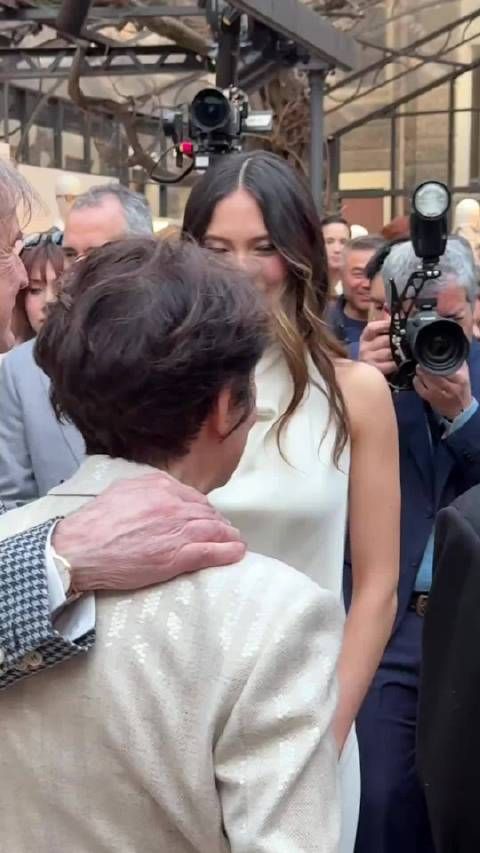 这是谷爱凌在意大利的互动画面,面对媒体采访相当自信,现场有很多人围观