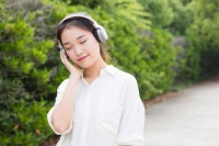 已婚女人对你有好感，才会有的小动作