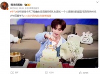 丁程鑫一个人直播过生日太冷清，时代少年团单飞传闻再起？成员间开始悄然割席？