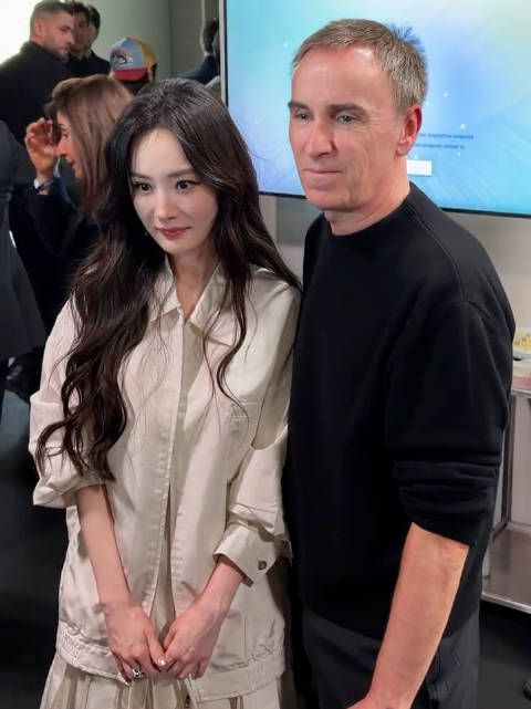杨幂和Prada联合创意总监Raf Simons 后台交流合影