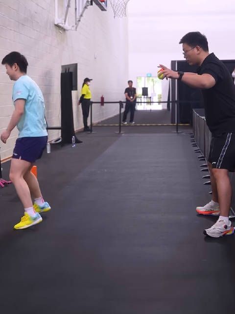 救命我一直盯着莎姐的大腿肌肉和那根筋看