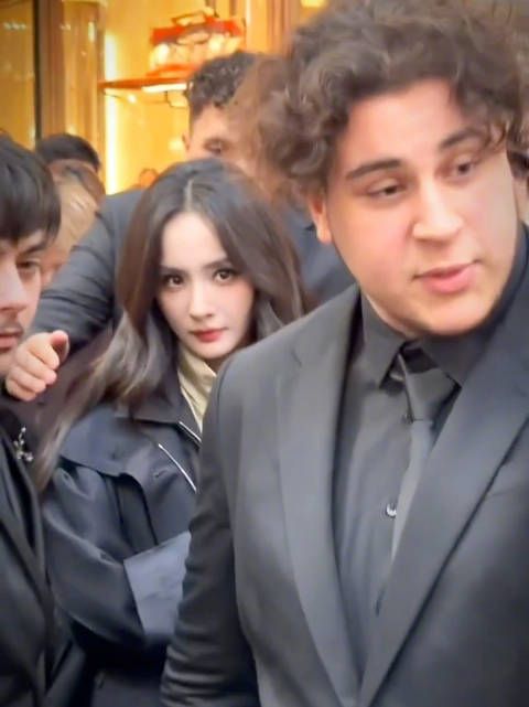 杨幂:我真的是在米兰吗,国外人气的火爆程度