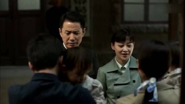 父母爱情:姐夫被打成右派,大哥提醒安杰也小心,去随军还保险点!