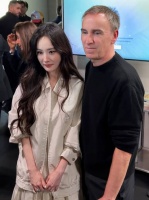 杨幂和Prada联合创意总监Raf Simons 后台交流合影