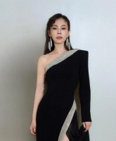 前经纪人确诊癌症后，知名女歌手被曝立刻解除合作还言语霸凌对方，现任经纪人最新回应